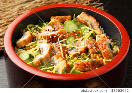 Eel chirashi sushi Eel chirashi sushi 32668622