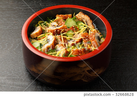 Eel chirashi sushi 32668628