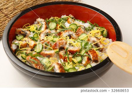 Eel chirashi sushi 32668653