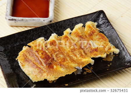 Gyoza  32675431