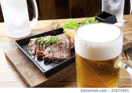 生啤酒和牛排 32675985