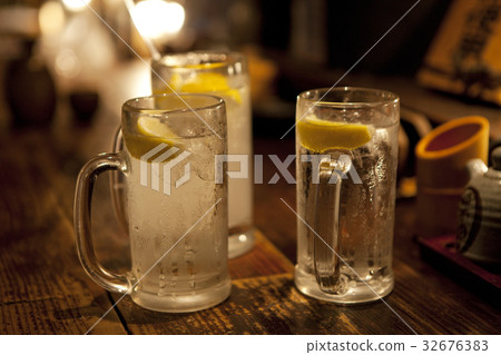 Lemon Sour放在酒吧的酒吧里 Lemon Sour放在酒吧的酒吧里 32676383