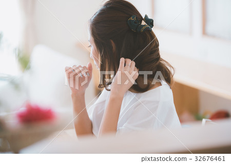 female, lady, woman 32676461