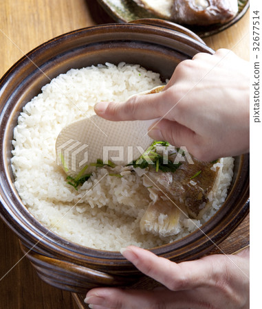 A woman who mixes licks A woman who mixes licks 32677514