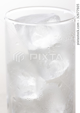 Glass with ice 32677605