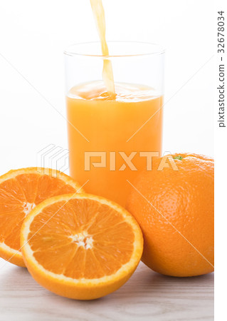 Orange and orange juice 32678034