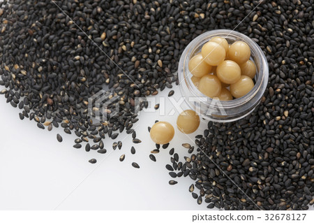Black sesame seeds 32678127