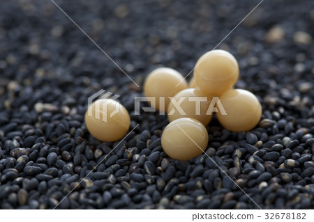 Black sesame seeds 32678182