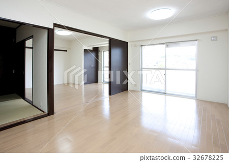 living room	 32678225