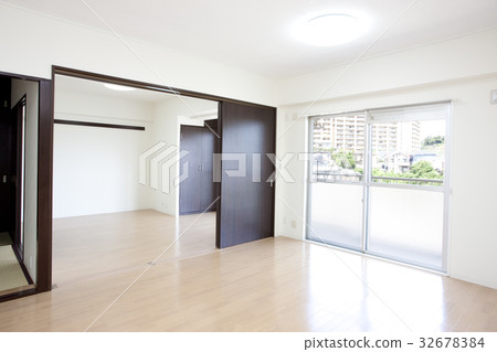 living room	 32678384