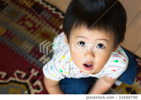 Boy in the entrance Boy in the entrance 32680790