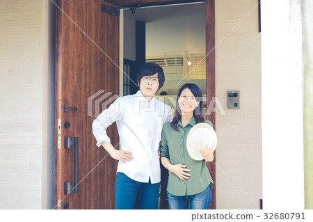 A couple to go out 32680791