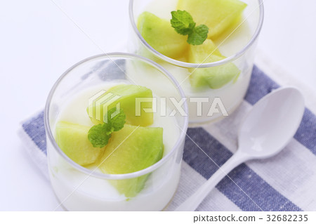 Melon's panna cotta 32682235