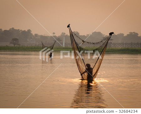 Fishing on the lake in Mandalay, Myanmar 32684234