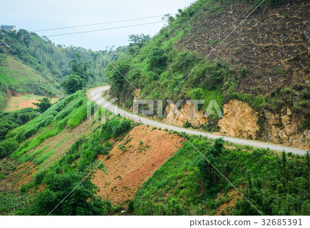 Mountain scenery in Northern Vietnam 32685391
