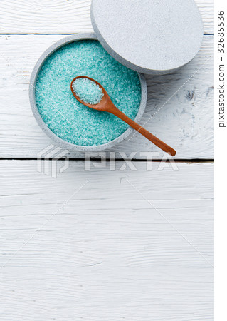Turquoise sea salt in cup 32685536