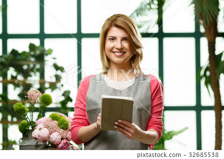 Smiling young model with tablet 32685538