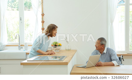 Lifestyle senior couple Lifestyle senior couple 32686027