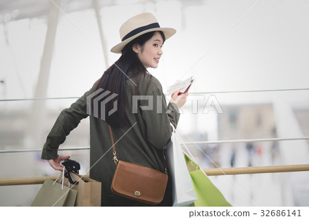 Airport women's trip 32686141