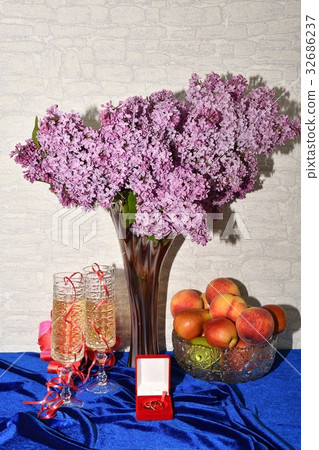 Wedding glasses and wedding rings 32686237