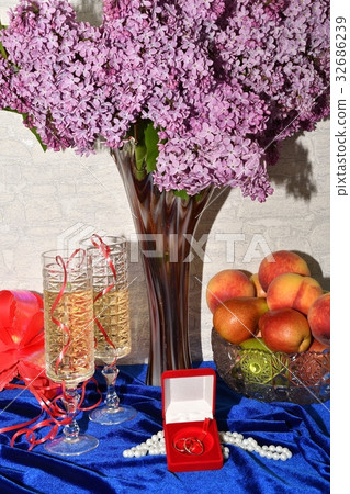 Wedding glasses and wedding rings 32686239