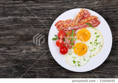 Sunny Side Up Eggs with crispy bacon 32686695