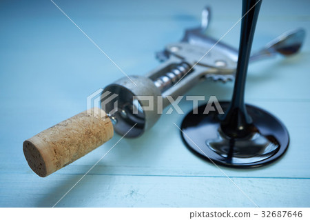 path to cup of wine glass from corks 32687646