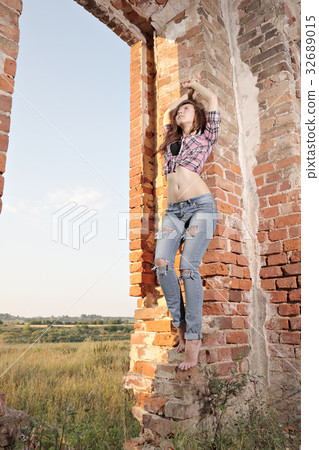 On a ruins 32689015