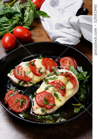 Chicken a la caprese 32691940