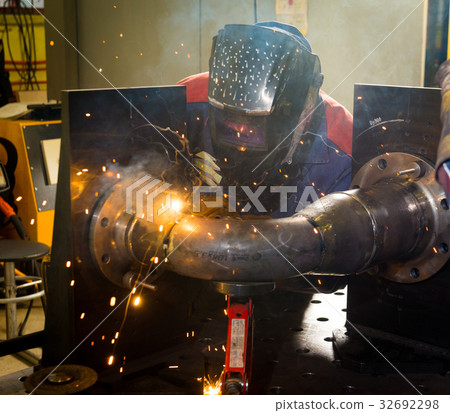 Welder working with steel  32692298