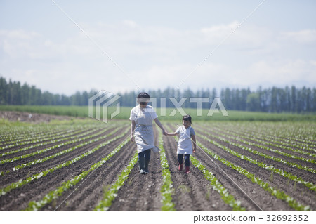 父母和孩子在外地散步 32692352