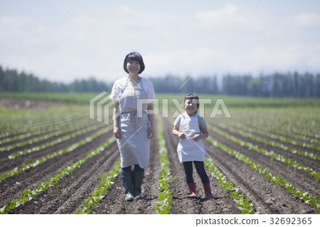 父母和孩子在外地散步 32692365