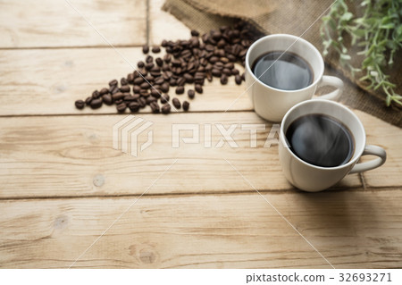 Hot coffee and coffee beans 32693271