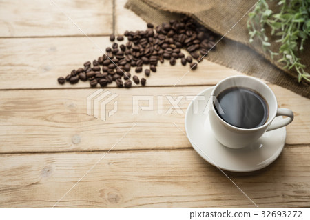 Hot coffee and coffee beans 32693272