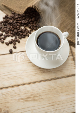 熱咖啡和咖啡豆 32693283