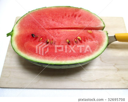 Cut the watermelon with a kitchen knife 32695708