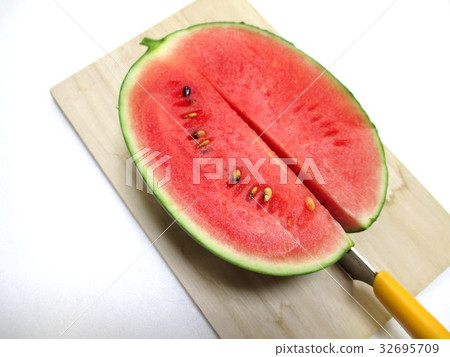 Cut the watermelon with a kitchen knife 32695709