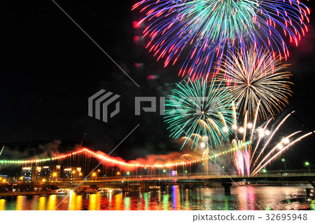 尼亞加拉和飆升 尼亞加拉和飆升 32695948