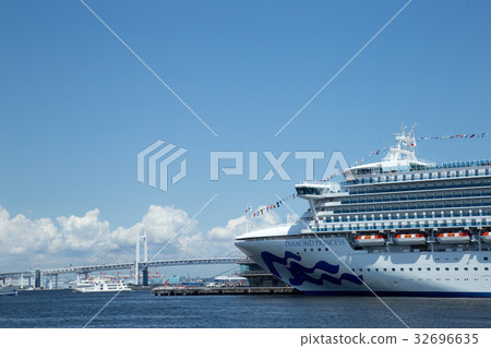 Yokohama port in summer, luxury cruise ship Diamond Princess Yokohama port in summer, luxury cruise ship Diamond Princess 32696635