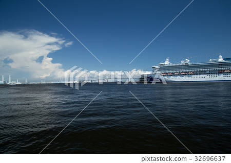 Yokohama port in summer, luxury cruise ship Diamond Princess Yokohama port in summer, luxury cruise ship Diamond Princess 32696637