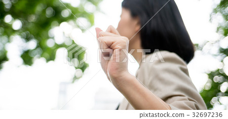 打呵欠的女商人 32697236