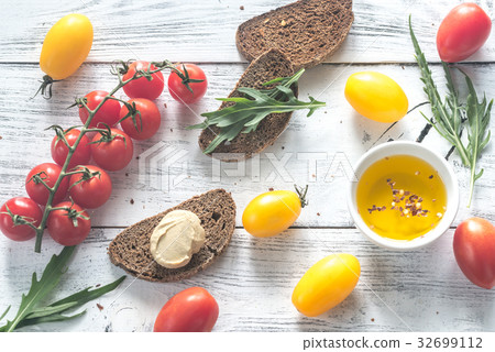 Fresh tomatoes with slices of dark-rye bread Fresh tomatoes with slices of dark-rye bread 32699112