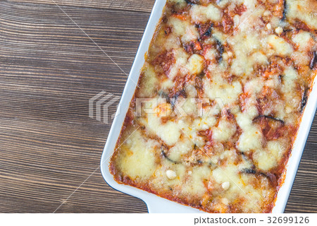 Dish of parmigiana di melanzane 32699126