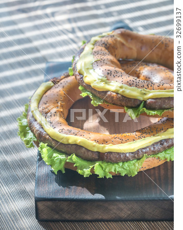 Bagels with fresh lettuce and fried sausage Bagels with fresh lettuce and fried sausage 32699137
