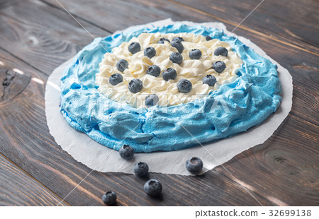 Meringue with whipped cream and fresh blueberries Meringue with whipped cream and fresh blueberries 32699138