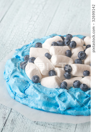 Meringue with marshmallows and fresh blueberries 32699142