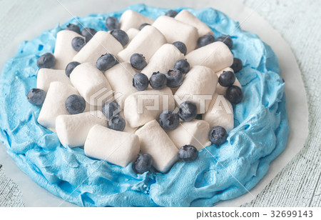 Meringue with marshmallows and fresh blueberries 32699143