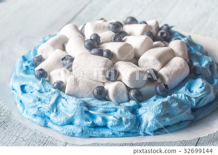 Meringue with marshmallows and fresh blueberries 32699144