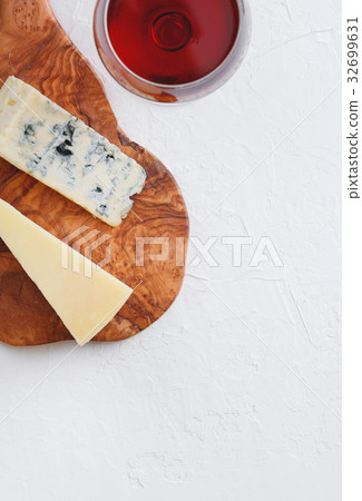 The glass of red wine, blue cheese and parmesan on The glass of red wine, blue cheese and parmesan on 32699631