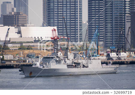 新西蘭海軍護衛艦Te Kaha(F77)與Harumi碼頭分開 新西蘭海軍護衛艦Te Kaha(F77)與Harumi碼頭分開 32699719